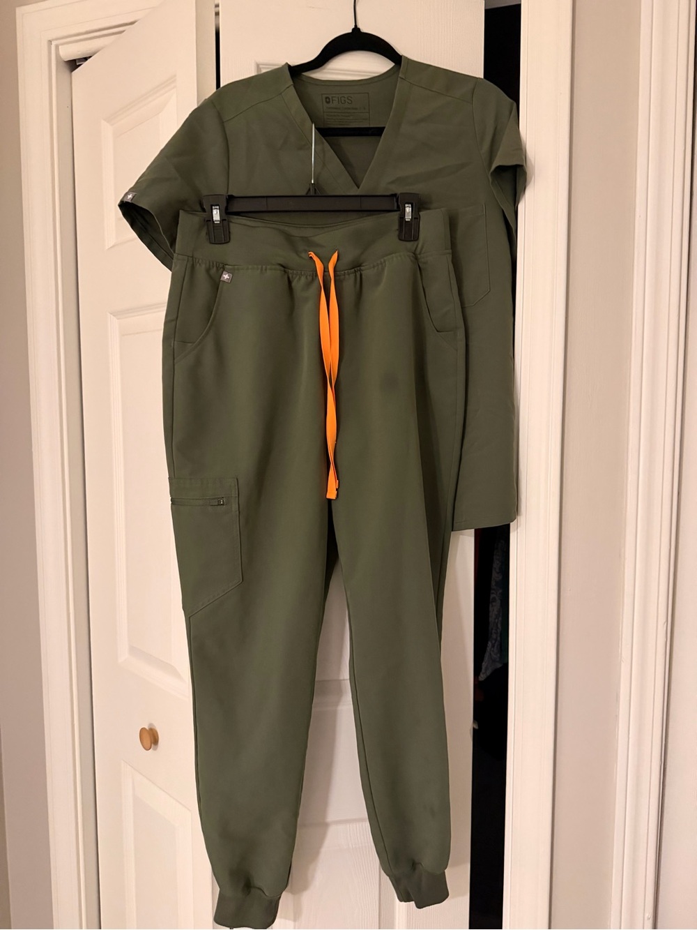 FIGS Women’s Olive Green Scrub Set - Picture 1 of 3